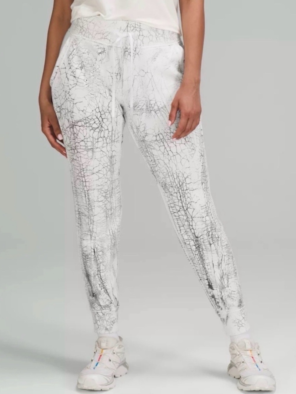 Lululemon Scuba Jogger *Shibori White Black Crackle Size 4 Cotton Blend